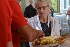 Martine kredenzt leckeren Käse